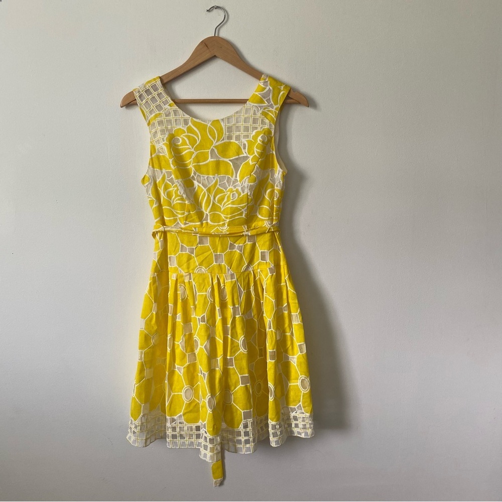 Robbie Bee Yellow Rose Embroidered cocktail Dress, Lined, with Lace detail S/6